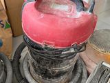 un chiffon rouge posé au sommet d'une pile d'objets divers
