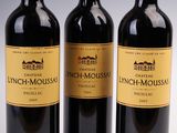 trois bouteilles de vin posées sur une table l'une à côté de l'autre