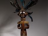 un gros plan sur la statue d'une personne portant des plumes sur la tête