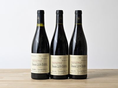 trois bouteilles de vin posées sur une table en bois