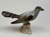 statue représentant un oiseau perché sur un rocher, posée sur un fond blanc