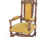 une image représentant une chaise dont l'assise est recouverte d'un tissu jaune