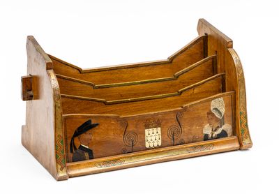 un porte-revues en bois orné d'une image d'oiseaux