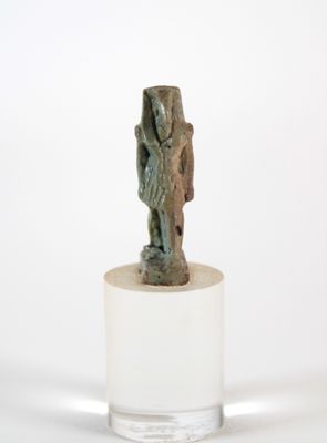 statue d'un homme portant un sac à dos, debout sur un socle blanc