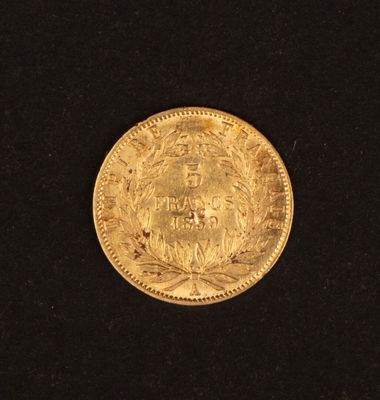 l'image d'une pièce d'or sur une surface noire