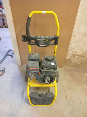 un gros plan d'un nettoyeur haute pression jaune et noir dans un garage