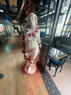 une statue représentant une femme, exposée dans un restaurant