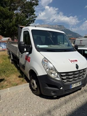 un camion blanc garé sur le bord de la route