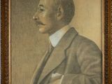 portrait d'un homme en costume-cravate dans un cadre en bois