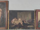 trois tableaux encadrés représentant une femme en robe verte et une femme en robe bleue