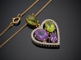 un pendentif en forme de cœur composé d'un améthorate, d'un péridot et d'un diamant, monté sur une chaîne en or