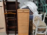 beaucoup de meubles dans une pièce où se trouvent une chaise et une armoire