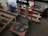 un diable garé dans un garage