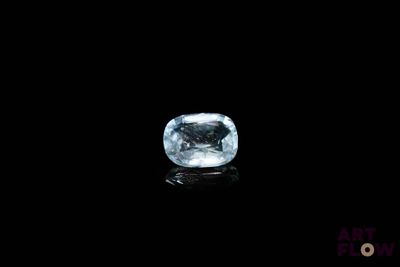 gros plan d'un diamant bleu sur une surface noire