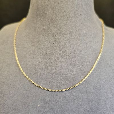 un collier à chaîne en or sur un mannequin mannequin mannequin mannequin mannequin mannequin mannequin mannequin mannequin mannequin
