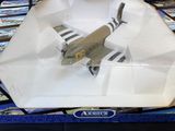 une maquette d'avion dans une boîte posée sur une table