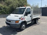 un camion blanc garé dans un parking