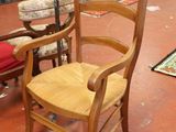 une chaise et une table dans une pièce où il y a un tapis au sol