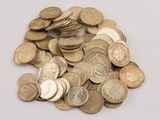 une pile de pièces de monnaie posée sur une surface blanche