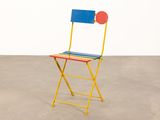 chaise pliante jaune avec une assise bleue et une assise rouge et bleue