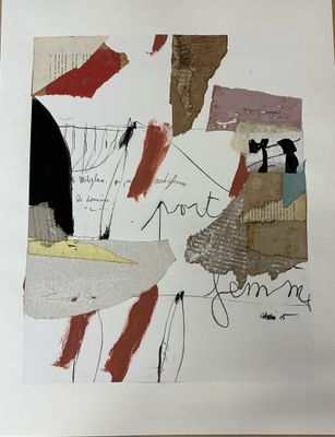 une photo d'une œuvre d'art posée sur une table