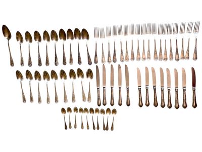 de nombreuses fourchettes et cuillères disposées sur une surface blanche