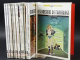 les livres sont empilés sur une table