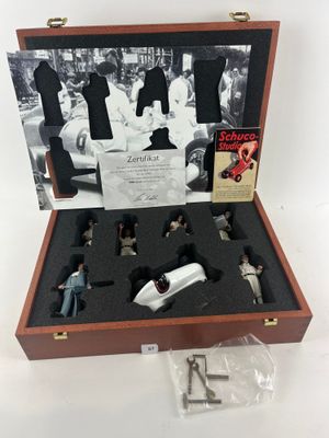 un coffret en bois contenant un ensemble de figurines miniatures