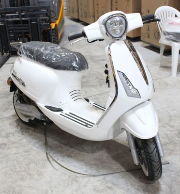 un scooter garé dans un garage
