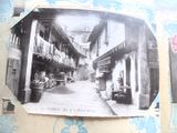 une vieille photo d'une ruelle au cœur de la ville