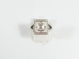 gros plan d'une bague en diamant sur une surface blanche