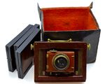 une petite boîte en bois avec un appareil photo à l'intérieur