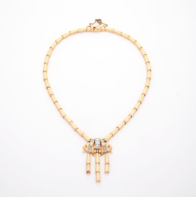 un collier en or et diamants orné de franges