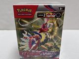 gros plan d'une boîte de cartes pokemon sur une table