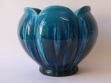 un vase bleu posé sur une table