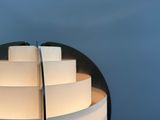 l'image d'une lampe posée sur une table