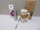 une tasse à café et un stylo posés sur une table