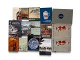 un grand nombre de livres posés sur une table