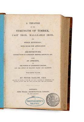 un vieux livre à la couverture bleue posé sur une table