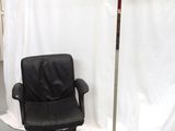 une chaise placée devant un rideau blanc