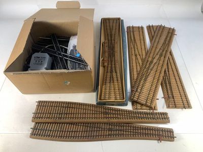 une boîte en carton contenant tout un tas de rails de train