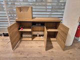 un bureau en bois muni de deux portes ouvertes et d'une étagère