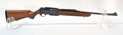 un fusil exposé sur un socle transparent