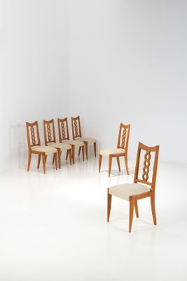plusieurs chaises dans une pièce au sol blanc et aux murs blancs