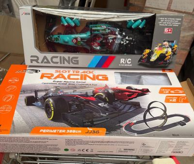 une boîte contenant une voiture de course, posée sur une table