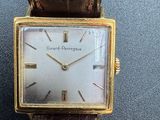une image d'un gros plan d'une montre-bracelet sur une table