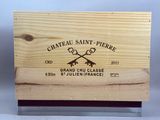 une boîte en bois sur laquelle est collée une étiquette portant l'inscription « Château Saint-Pierre »