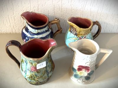 trois vases posés l'un à côté de l'autre sur une table