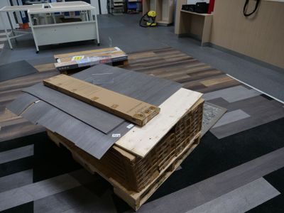 plusieurs pièces de bois sont empilées dans une pièce