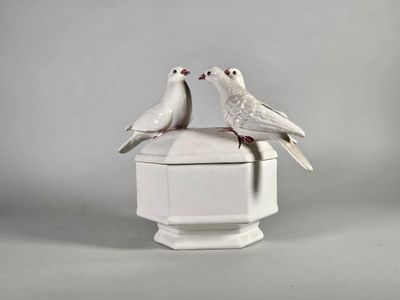 COSTA BASSANO. Boite en faïence, le couvercle surmonté de trois oiseau - Photo 1